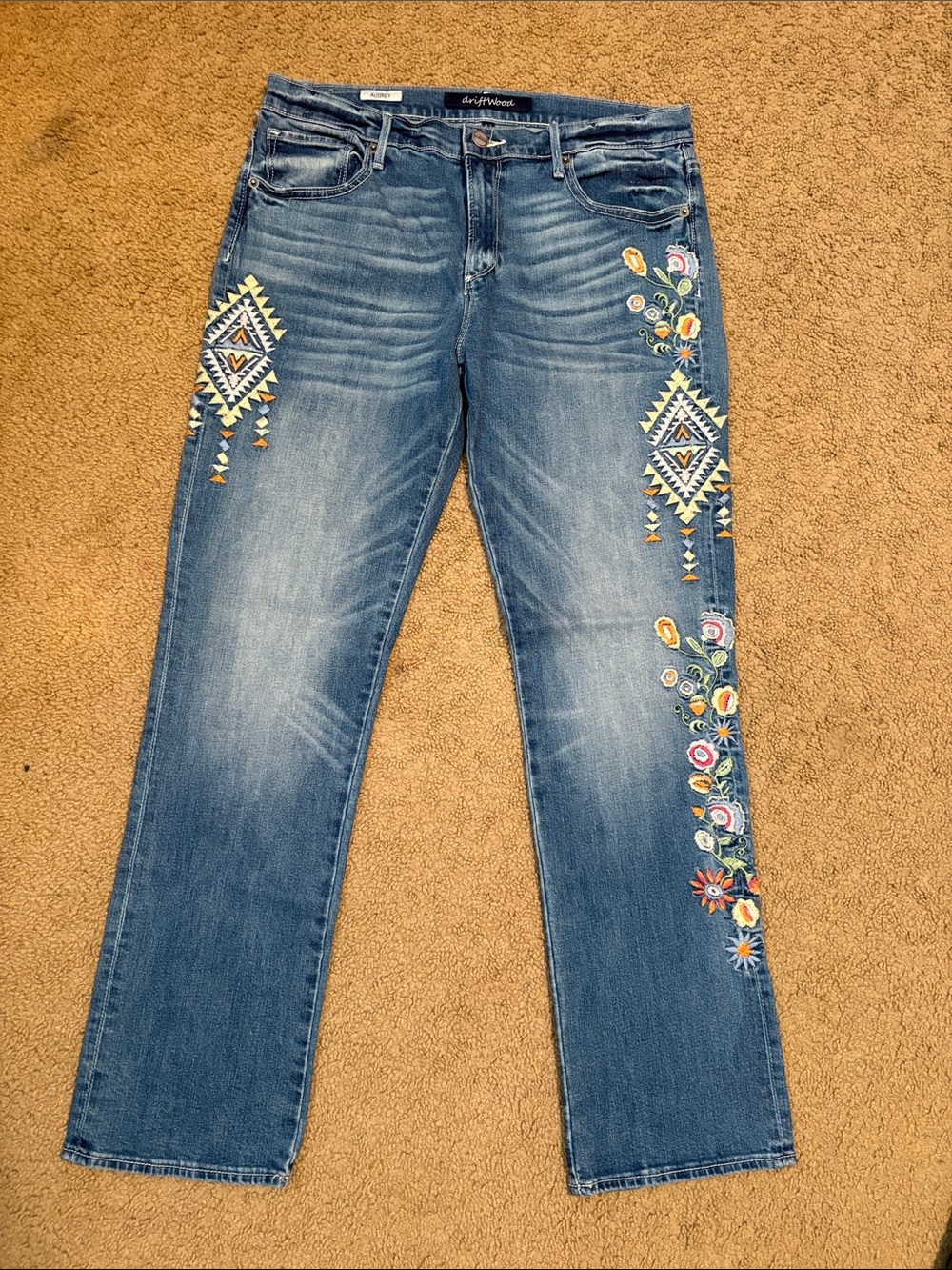 NWOT driftwood Aubrey embroidered jeans 32